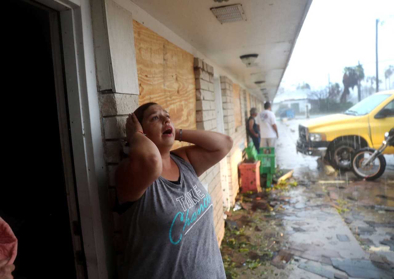 Margarita Graham reacciona a la noticia que unos amigos podrían continuar en un apartamento que fue destruido por Harvey en Rockport. Algunos sobrevivientes fueron encontrados ocultándose en la ducha después de que los techos de sus hogares fueran desprendidos por los fuertes vientos.