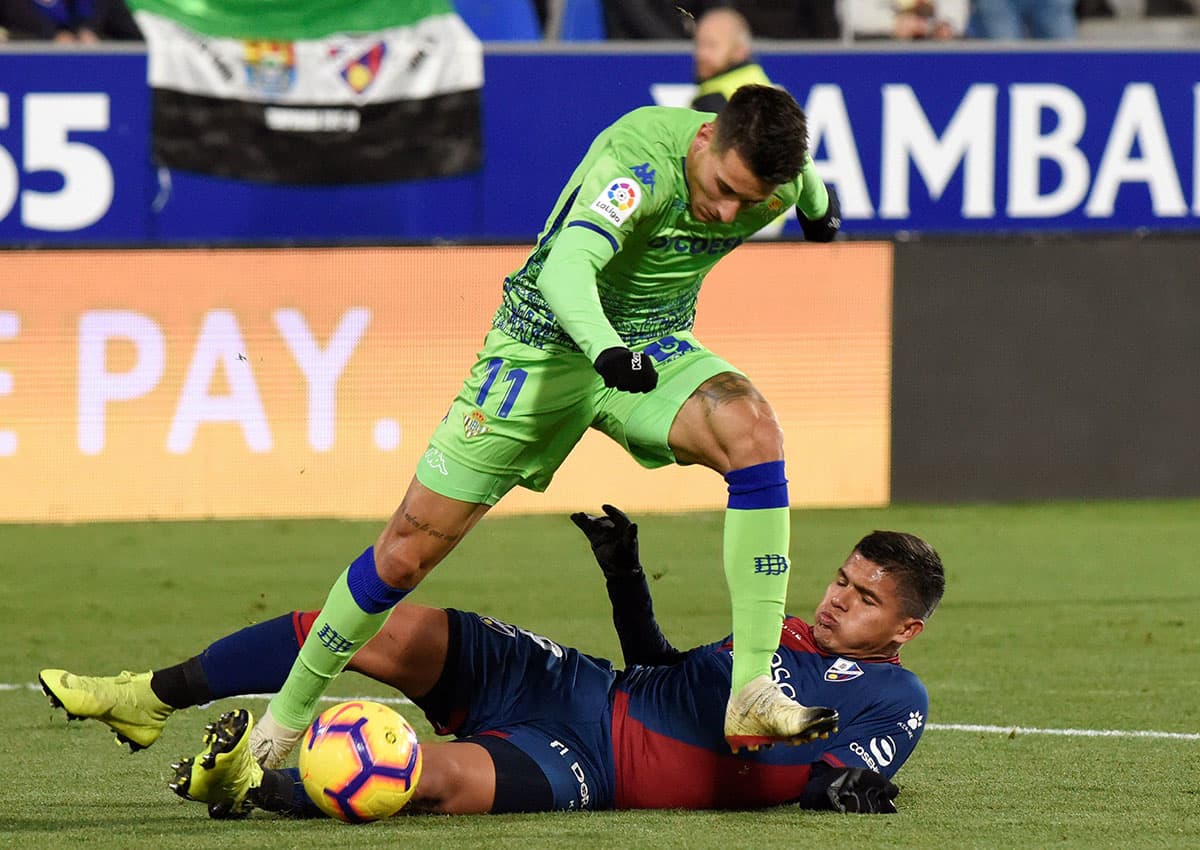 Cristian Tello, delantero del Betis, también falló en su intento de darle un gol más a los andaluces.