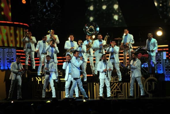 Con un traje blanco, como suele ser su estilo.