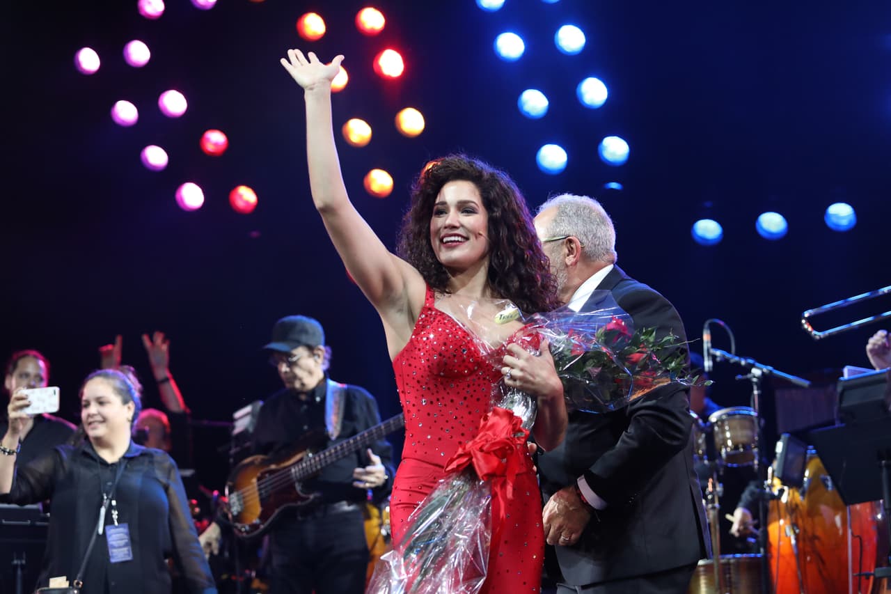 La noche del estreno en Miami tuvo un momento muy emotivo cuando Gloria y Emilio Estefan subieron al escenario tras el último acto.