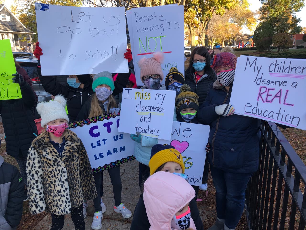Daisy Gamboa, madre de estudiante de CPS: 
<i>“Quédense con eso para los padres que quieren quedarse con remote learning pero para otras personas, para otros padres que no pueden con el remote learning por favor necesitamos opciones, hay niños que necesitan sus escuelas, sus maestros en persona.”</i>