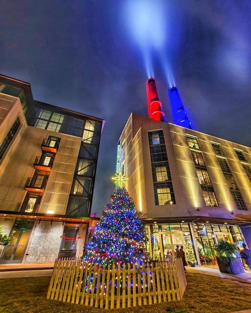 <b>Savannah</b>. Savannah tiene un encanto mágico que se extiende durante todas las estaciones, pero la ciudad adquiere un carácter verdaderamente único durante las fiestas de fin de año. La ciudad está decorada con coronas, guirnaldas y lazos alrededor de la Navidad para que los visitantes y lugareños tengan ganas de celebrar.
<br>
<br>
<b><a href="https://goo.gl/maps/sexWF6pCQci62QTz8">Cómo llegar</a></b>