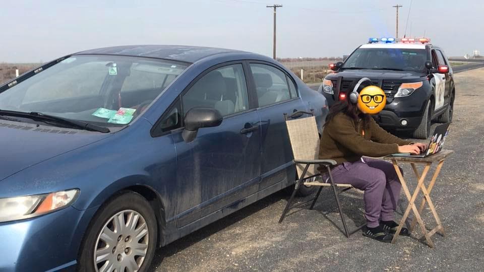 Conductor se detiene en la carretera para jugar videojuegos y oficiales recuerdan que es ilegal