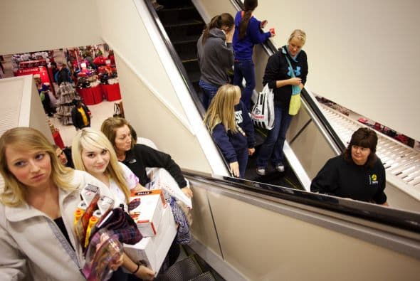 Como cada Viernes Negro las tiendas se llenaron de miles de personas con una sola intención: comprar a los mejores precios. Sin embargo, no todo fue color de rosa para los compradores ya que también hubo algunos accidentes violentos.