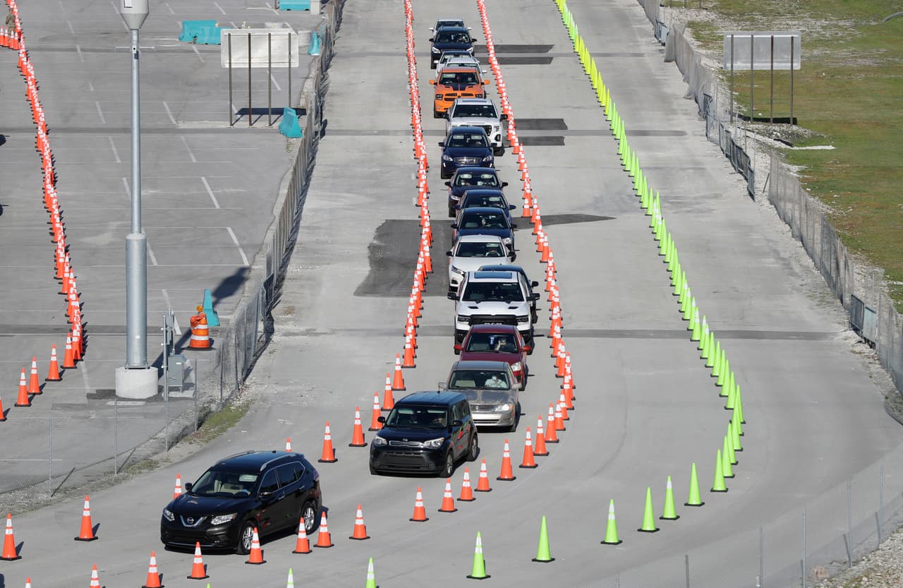 <b>Una larga fila para hacer la prueba del coronavirus.</b> Personas con síntomas de covid-19 se alinean frente al estadio Hard Rock de Miami, Florida, uno de los puntos donde se están realizando las pruebas del coronavirus en la ciudad. En este estado hay más de 5,000 personas infectadas. 30 de marzo.
