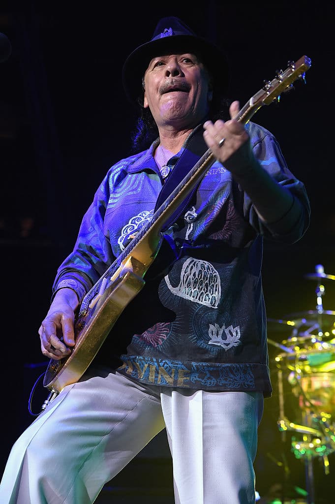 <b>Carlos Santana</b> no solamente es famoso por tocar su guitarra, sino también es dueño de una compañía de tequila que responde al nombre de ‘Casa Noble’.