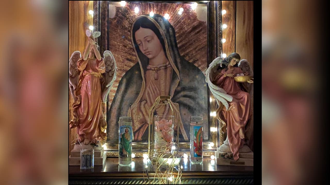 Este año, el lema de las celebraciones es “Peregrina por aquellos que no pueden hacerlo”, en referencia al temor que existe entre miembros de la comunidad indocumentada debido a 
<b><a href="https://www.univision.com/local/chicago-wgbo/patrulla-fronteriza-operativos-cicero-chicago" target="_blank">los operativos federales que se han registrado recientemente en Chicago y los suburbios. </a></b>
<br>
<br>
<b>“Estamos preparando para el 11 y 12. Nuestra anticipación y esperanza es que todo seguirá en paz, puesto que venimos a rezar por la paz”, dijo el padre Ezequiel Sánchez, rector del Santuario.</b>
<br>