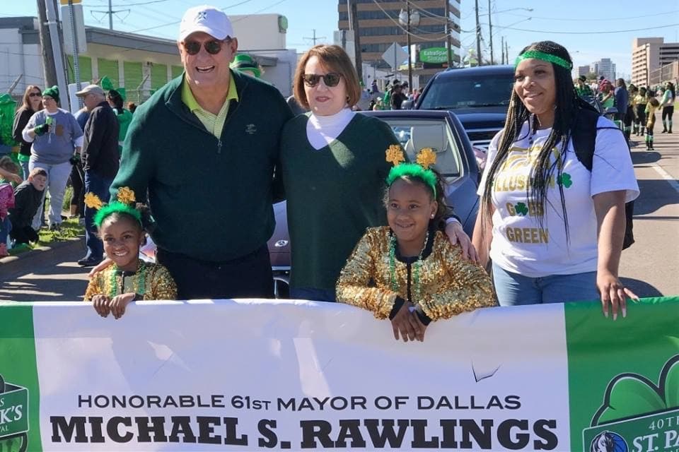 Mike Rawlings, extrema izquierda, durante un tramo del Desfile y Festival Anual del Día de San Patricio el sábado 16 de marzo de 2019.