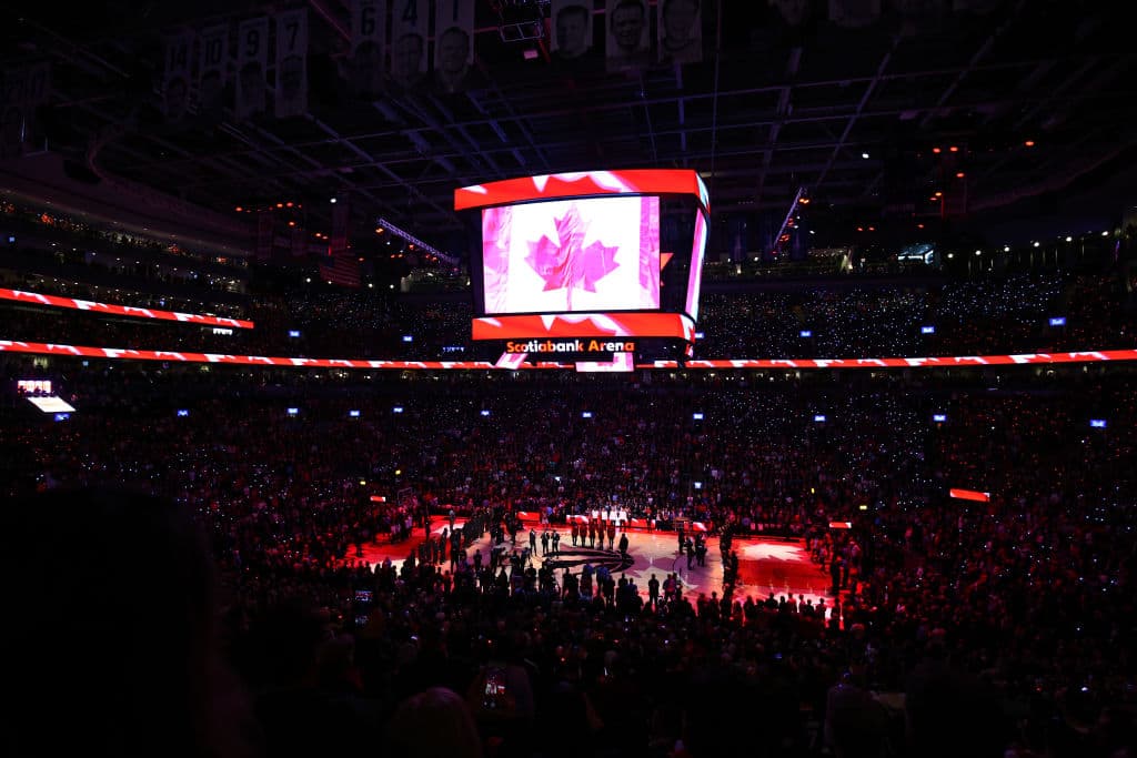 Así se tiñó de rojo Scotiabank Arena para la interpretación del himno nacional de Canadá por el grupo The Tenors, previo al arranque de las Finales NBA 2019 entre los Golden State Warriors y los Toronto Raptors.