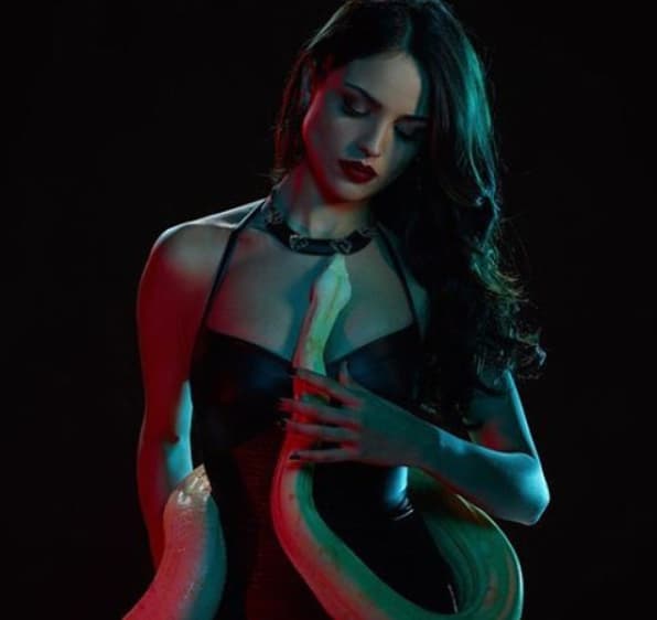 Eiza se encuentra grabando la nueva temporada de la serie "From Dusk Till Dawn" en donde se le ha visto con atuendos muy sexys.