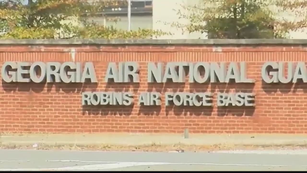 Mueren tres hispanos al chocar contra barrera de seguridad en base de la Fuerza Aérea