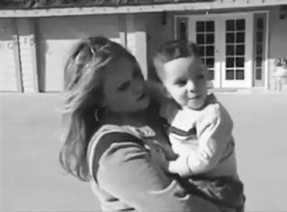 "[...] Aprecia a tus seres queridos tanto como puedas. No se sabe cuándo la vida puede cambiar en un instante. Jenni vive.", finalizó en su mensaje.