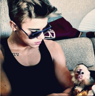 Mismo que quedó abandonado en Alemania, pues el cantante intentó ingresar al país sin los documentos de vacunación del pequeño.