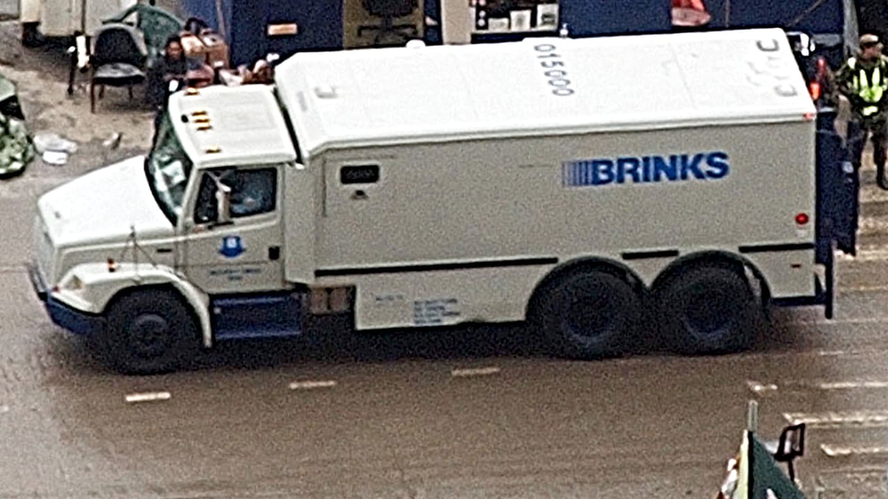 A plena luz del día y con armas de asalto roban camión de valores en Filadelfia