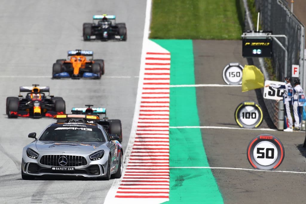 Así quedaron los primeros diez: Hamilton, Bottas, Verstappen, Albon, Norris, Pérez, Stroll, Ricciardo, Sainz y Kvyat. La siguiente fecha se correrá el Gran Premio de Hungría.