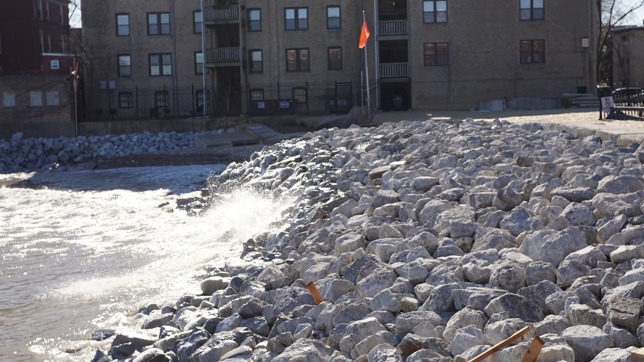 La 
<a href="https://www.univision.com/local/chicago-wgbo/tras-la-primer-tormenta-invernal-del-ano-este-domingo-esperamos-condiciones-mucho-mas-estables">tormenta invernal</a> que inició el viernes 10 de enero y terminó el 11 de enero, trajo a Chicago fuertes vientos.