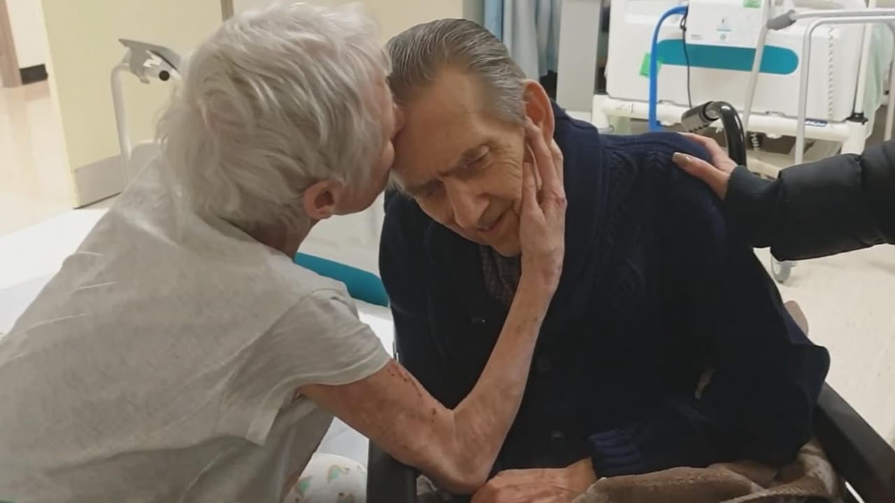<b>"Oh, mi Jack”: la reacción de una anciana al ver a su esposo con Alzheimer tras meses separados. | </b>Elsie y Jack Doyle se conocieron cuando ella tenía 17 años y él 19. Aunque llevan casados más de 50 años, las enfermedades y una caída hicieron que no se vieran por unos cuatro meses.