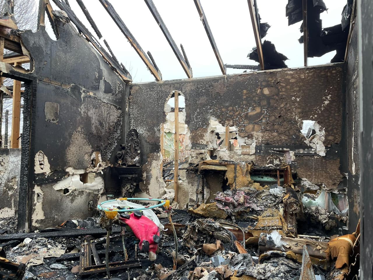 Una vecina se percató del incendio y acudió rápidamente para sacarlas a tiempo de la residencia, comentó el hispano.