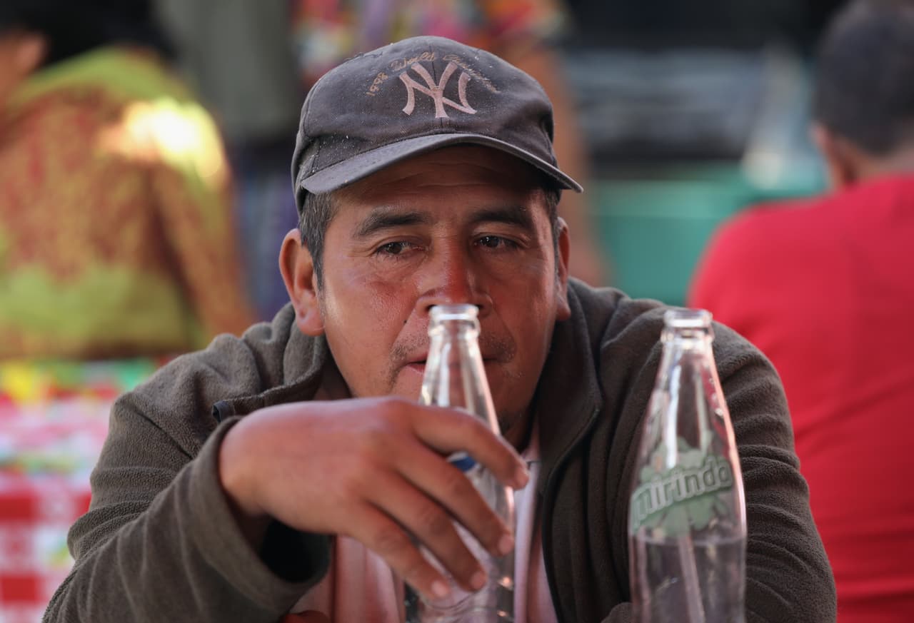 Pedro de León Caballeros termina de comer en un mercado de Almolonga, Guatemala. Dijo que fue deportado de Estados Unidos luego de trabajar durante tres años en Houston. 11 de febrero de 2017.