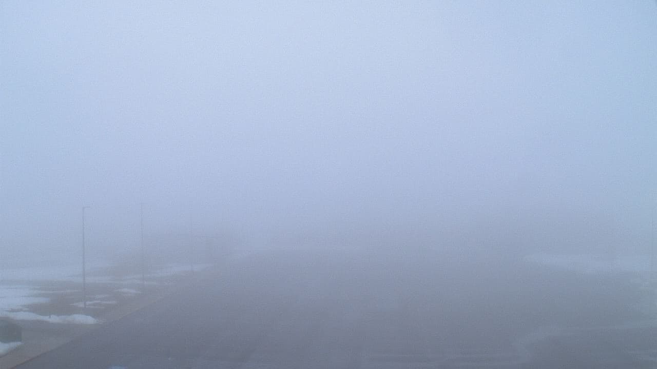 Esta mañana un denso banco de niebla impedía la visibilidad. Ante estas condiciones, es recomendable que anticipe el tiempo de sus viajes y mantenga la distancia entre los demás vehículos para evitar accidentes.
<br>