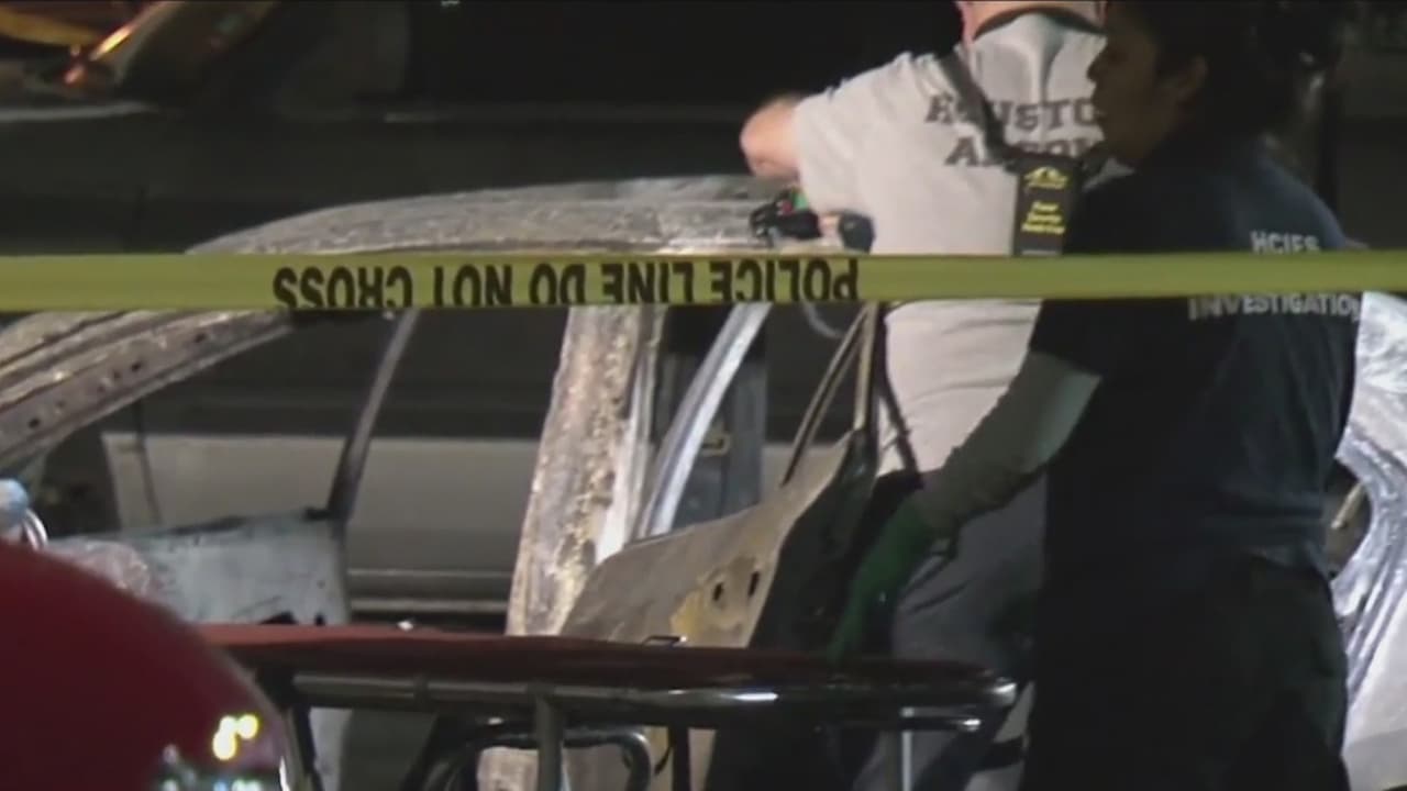 Hallan el cuerpo de un hombre quemado dentro de un automóvil al norte de Houston