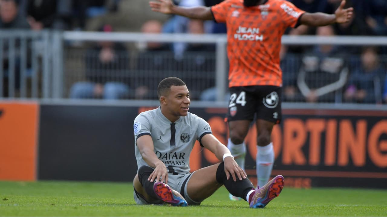 Kylian Mbappé sufre una molestia y sale de cambio en el partido del PSG