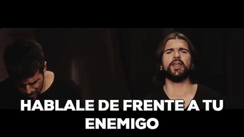 <b>TU ENEMIGO - PABLO LÓPEZ Y JUANES</b>
<br>Imágenes de los dos cantautores, vestidos de negro en un estudio, son entrelazadas con hermosas imágenes de personas recorriendo diversos parajes y escenarios, primero de espaldas y luego viendo hacia la cámara.