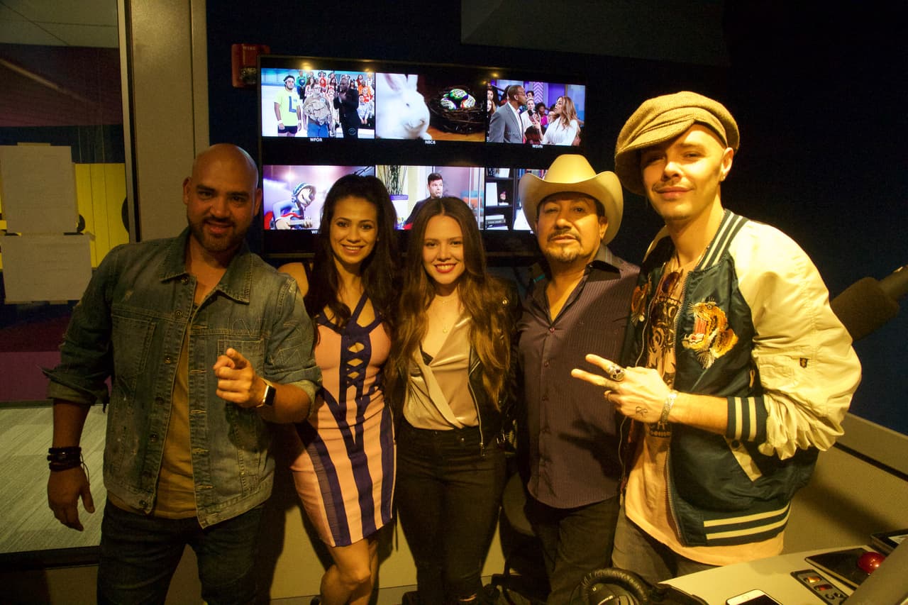 <a href="https://www.facebook.com/JesseyJoyOficial/?fref=ts&ref=br_tf&qsefr=1">Jesse & Joy</a> en estudio.