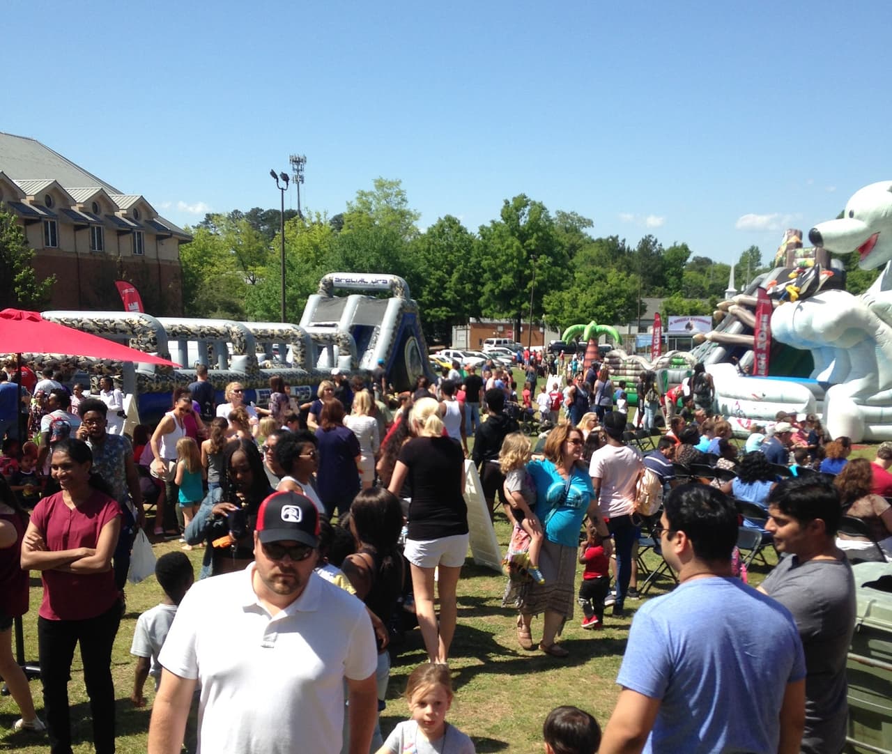 <b>Evento</b>: Smyrna Jonquil Festival
<br>
<b>Fechas</b>: 27 y 28 de abril
<br>
<b>Lugar</b>: The Village Green
<br>
<b>Sitio web</b>: 
<a href="https://jrmmanagement.com/">https://jrmmanagement.com/</a> 
<br>
<br>Festival anual de primavera en Smyrna, con más de 150 vendedores de artesanías de todo el sureste del país, comida festiva, entretenimiento en vivo, actividades para niños y más.