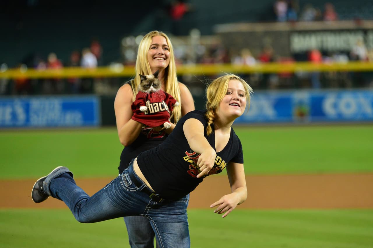 Aquí una de sus dueñas lanzando la primera pelota en su nombre.