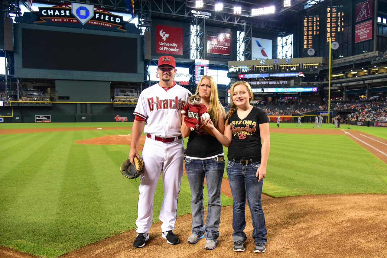 Sus dueñas, Chrystal y Tabatha Bundesen, estaban listas para lanzar la pelota en nombre de Grumpy Cat.