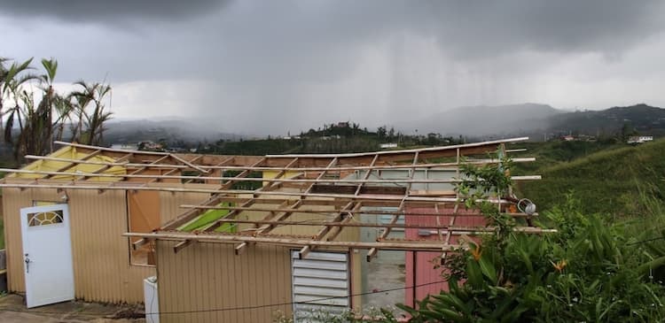 La casa de Jennifer Rodríguez, en el barrio Quebradillas de Barranquitas, perdió el techo por los vientos de María y todo en el interior quedó destruido por las fuertes lluvias.