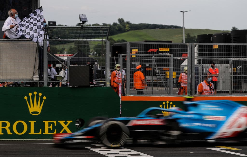 Esteban Ocon es campeón del Gran Premio de Hungría. La carrera se vio accidentada y detenida con bandera roja cuando Bottas se deslizó hacia la parte trasera del McLaren de Norris, quien se inclinó hacia el auto de Verstappen, y Bottas se estrelló contra el segundo Red Bull de Sergio Pérez. Stroll intentó zambullirse por el interior en la curva 1, pero golpeó el Ferrari de Charles Leclerc, que a su vez chocó contra Ricciardo. Vettel fue segundo y Hamilton consiguió la tercera posición.