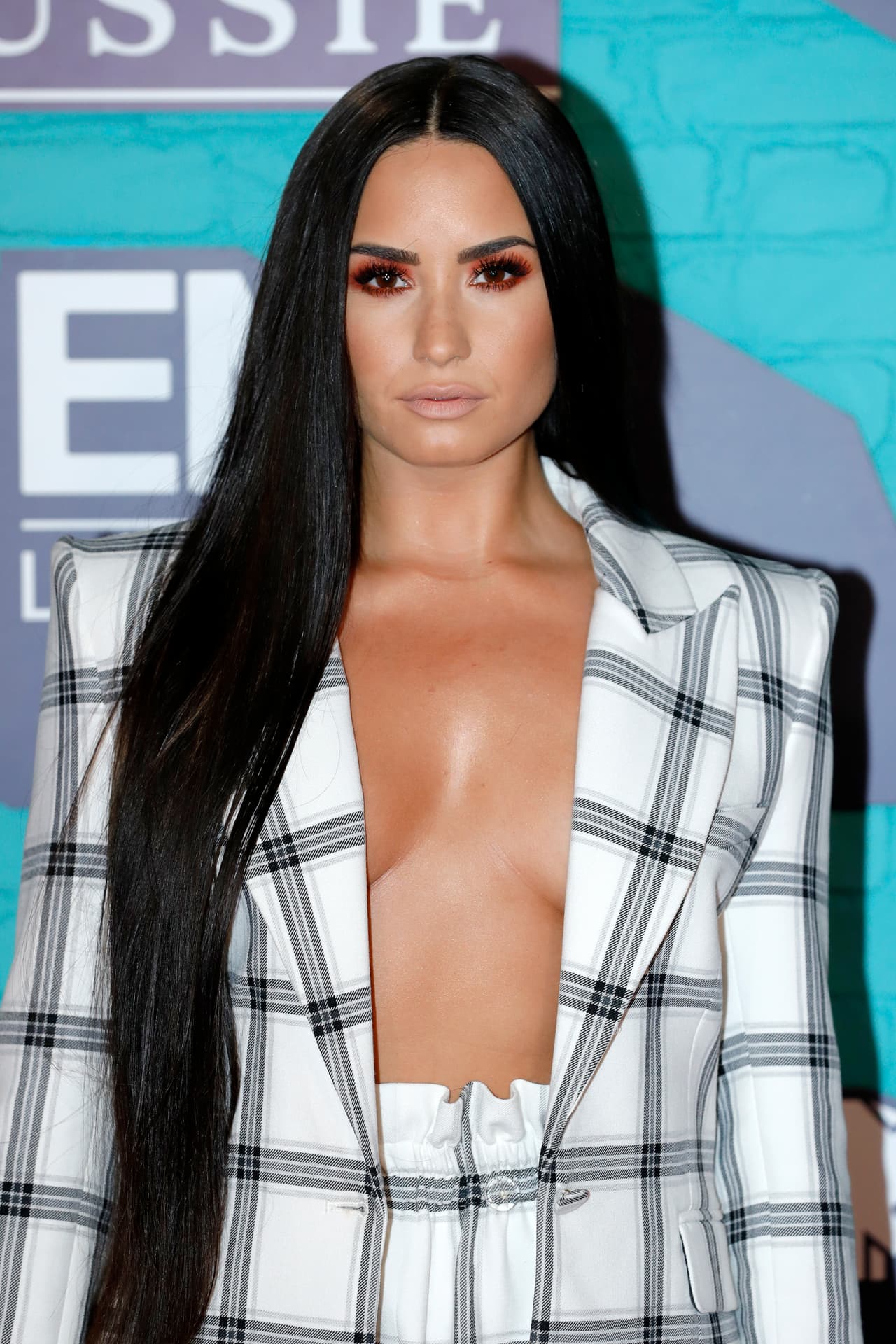 Demi Lovato apareció con unas largas extensiones de cabello en los premios MTV EMAs que se celebraron en Europa.