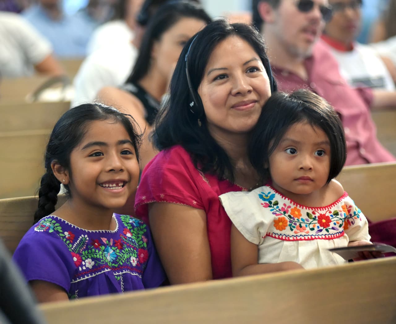 Sophie Cruz junto a su madre, Zoila, y su hermana Sara