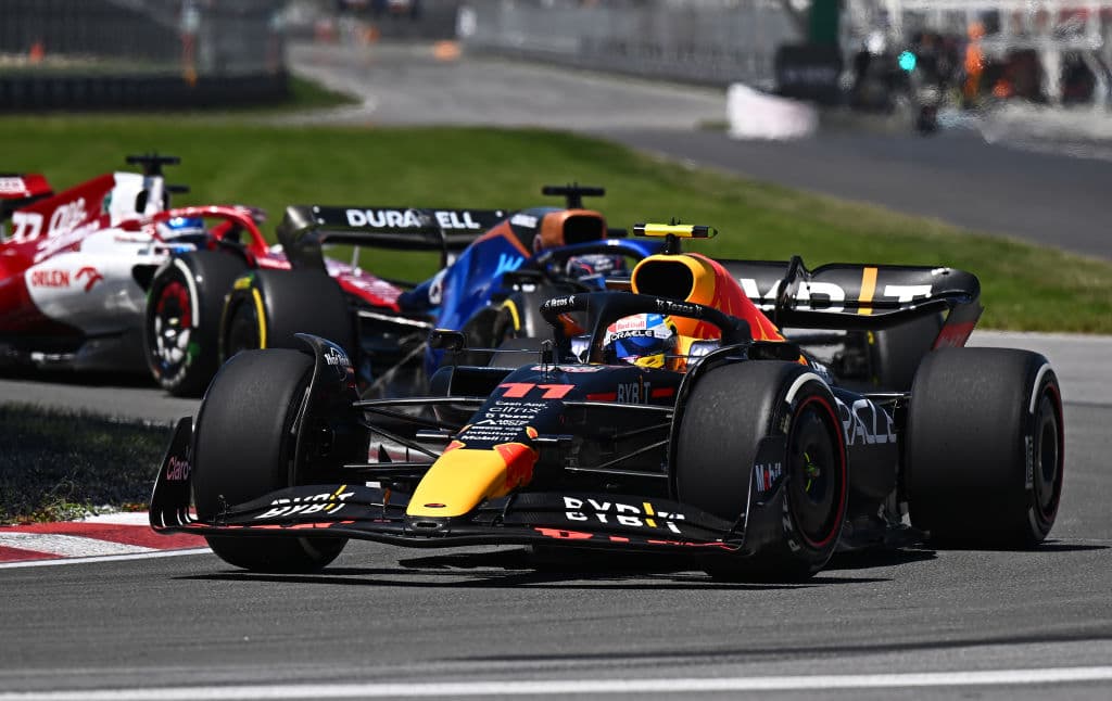 Max Verstappen, tras una cerrada lucha con Carlos Sainz sobre el final de la carrera, se impuso en el Gran Premio de Canadá, una prueba en la que el mexicano Sergio Pérez tuvo que retirarse por problemas en su auto.