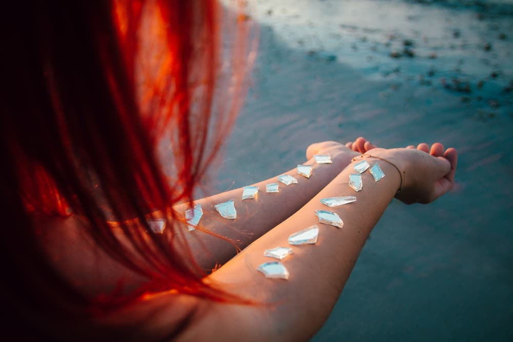 Recoger inmediatamente los pedazos rotos, eso sí con mucho cuidado para no lastimarnos, puesto que los vidrios son filosos. Sin embargo, si crees en la superstición esto no será suficiente. 
<br>