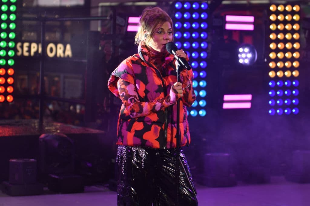 También se presentó una cantante de Nueva Jersey:
<b> Jax, la oriunda de East Brunswick,</b> que ganó el tercer lugar en la temporada 14 de American Idol.