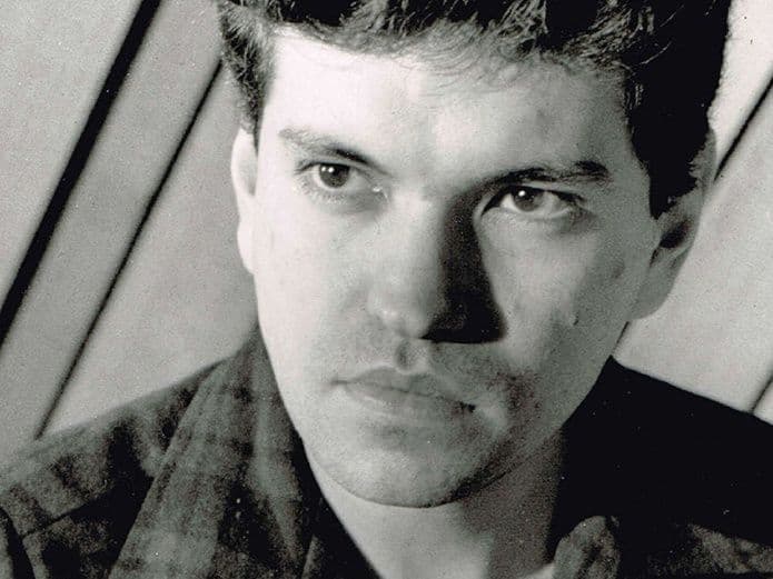 Aunque el joven
<b>sabe de la existencia de su padre y de todo lo que pasó alrededor</b> de su nacimiento, no le interesa acercarse a él.