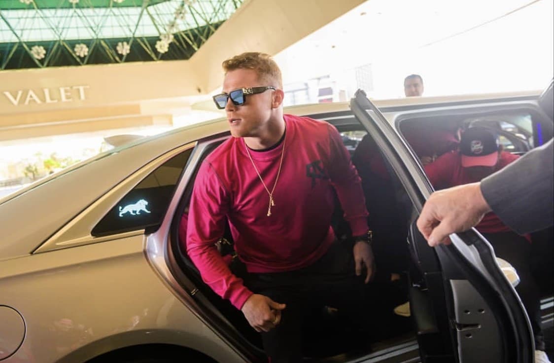 Como suele acostumbrar el peleador mexicano no repite coche dos días seguidos.