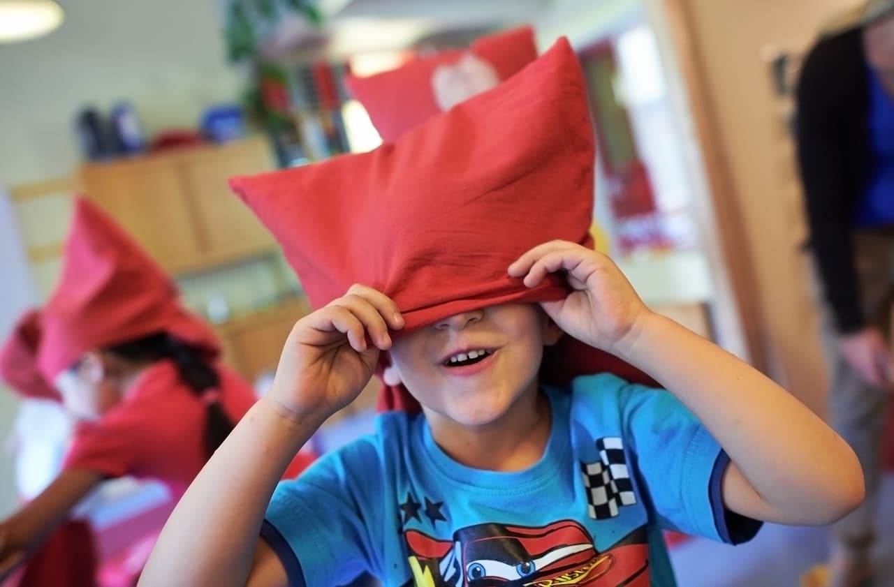 <b>Los chicos mantienen su propio rigor académico</b>
<br>Al ser parte de proyectos, ser líderes, colaborar y crear juntos, los estudiantes constantemente están fortaleciendo un sentido de pertenencia, confianza en sí mismos y así mantener viva la motivación para persistir en su trabajo escolar. 
<b>“Ya no es aburrido, ya los chicos no duermen en clase</b>”, dijo Odonne, maestra de ciencias y consejera de secundaria.