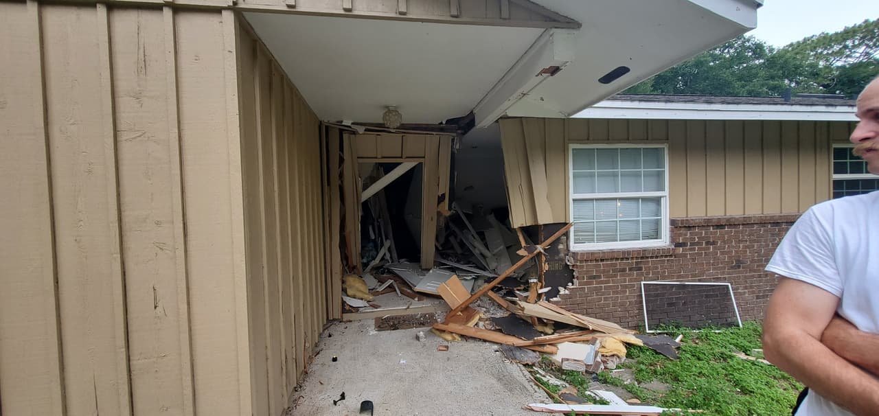 El vehículo pudo ser removido de la casa y el conductor fue enviado al hospital con heridas menores. Trascendió que más nadie resultó lesionado en el accidente.