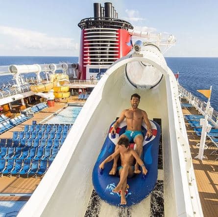 Desde entonces, el actor de 43 años ha publicado diversas imágenes en compañía de su hijo y así es como hemos sido testigos de cuánto ha crecido Santiago.