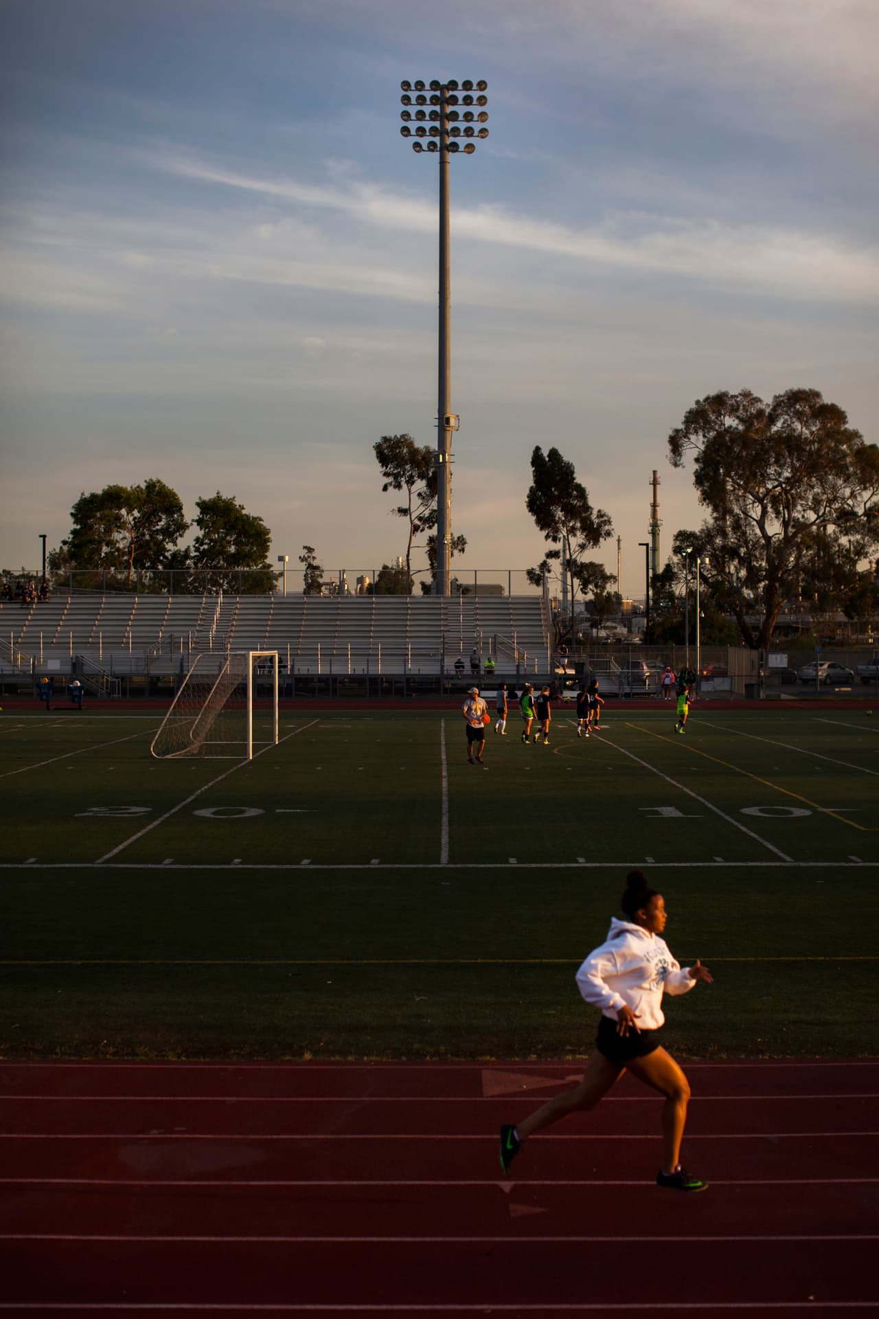 “En el mundo perfecto, mejor no estar haciendo ejercicio cerca de contaminación o autopistas, pero también es preferible salir a fuera a jugar o hacer deporte que quedarse sentado en casa mirando la tele”, incide la doctora Nicholas.