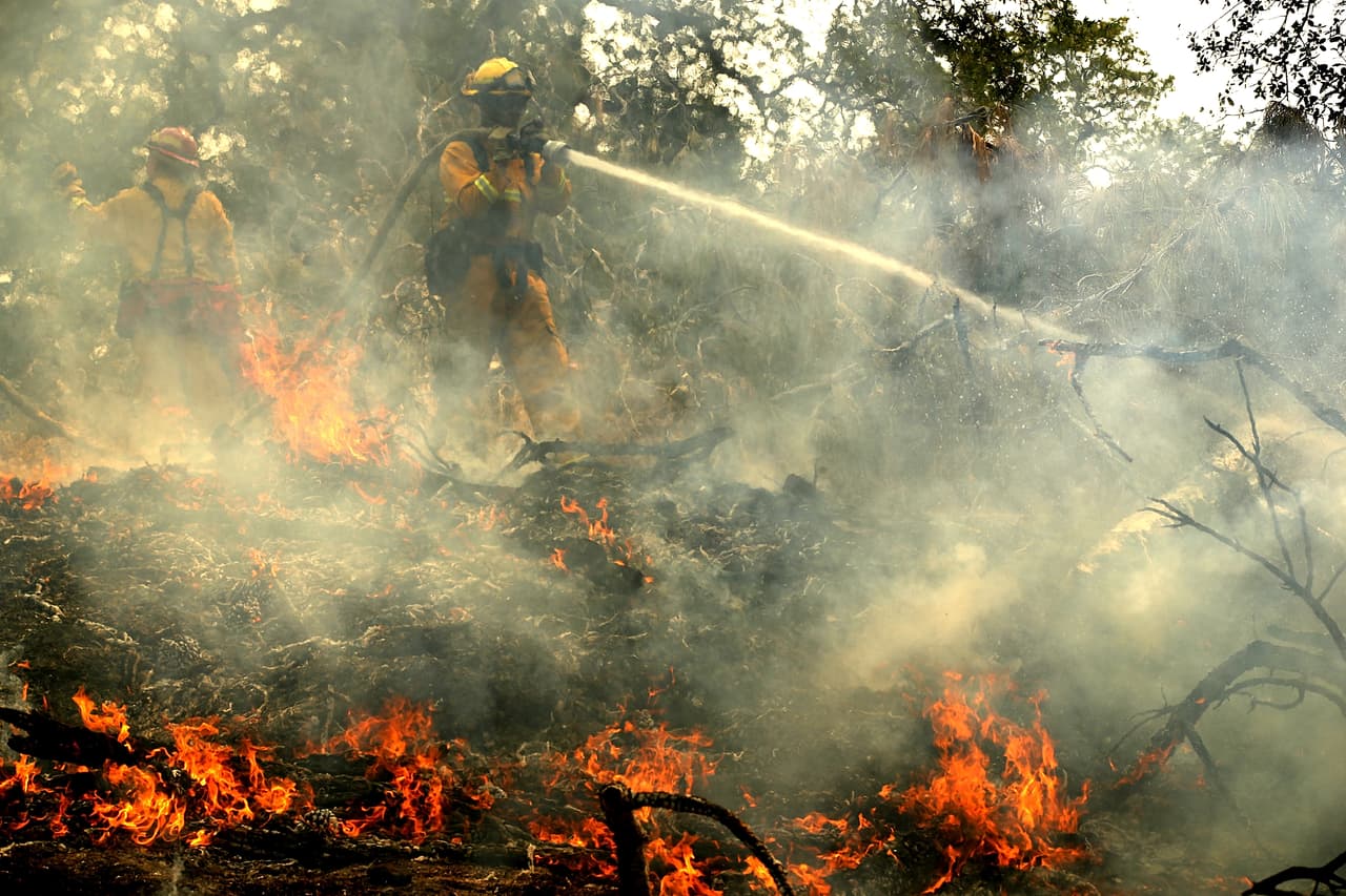 Tres bomberos han muerto en sus labores:
<b>Don Ray Smith, </b>de 81 años, mientras ayudaba a retirar vegetación con una excavadora en el incendio Ferguson;
<b>Jeremy Stoke, </b>de 37 y quien era inspector del Departamento de Bomberos de Redding y murió combatiendo el fuego Carr.