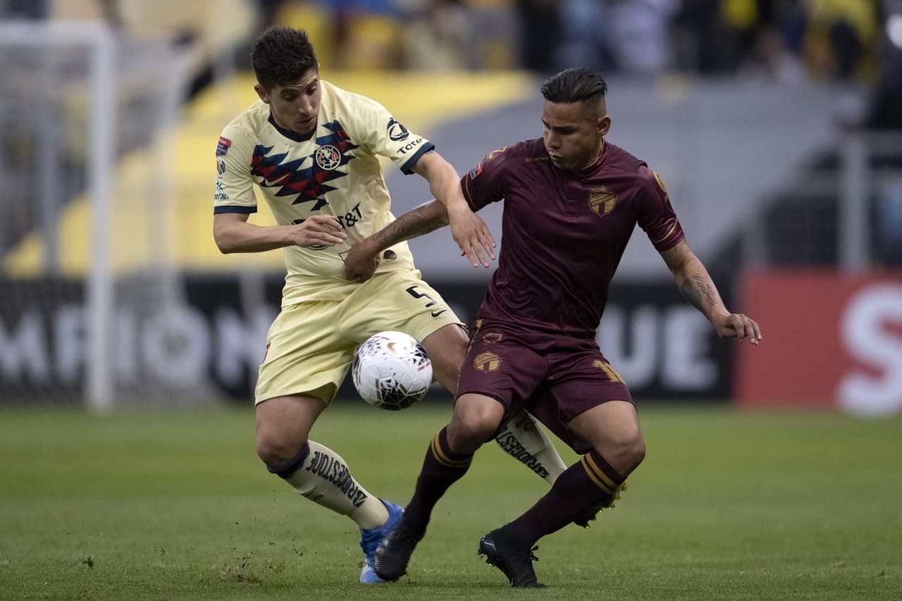 En la siguiente jugada, Cáceres reventó nuevamente el balón en el travesaño; comunicaciones se salvaba.