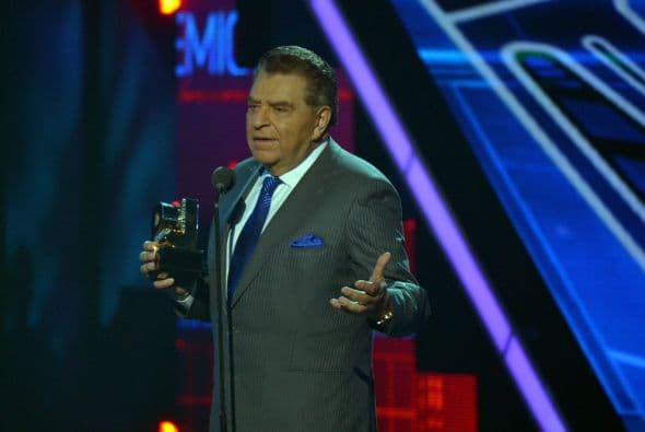 Se dio el lujo de hacer un pequeño chiste: "Yo quería vestirme juvenil, pero dije no, iré vestido de Don Francisco".