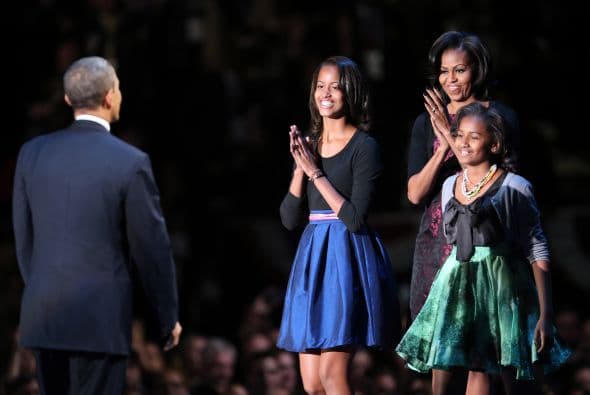 Es sorprendente la manera en que las chicas han crecido desde aquella noche de hace cuatro años. Ahora, Malia, de 14 años, se vio casi tan alta como su madre, y con zapatos bajos. Sasha, ahora de 11 años, pareció ya madura en contraste con hace cuatro años cuando saltó a los brazos de su padre en el escenario de la celebración.