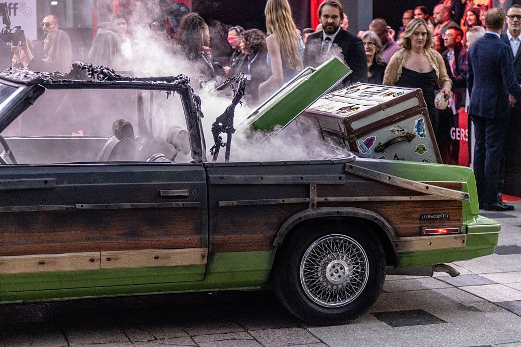 Evita el uso de objetos que puedan desprenderse y causar peligros en la vía, o elementos afilados y fuego. 
<b>Muchas veces la gente amarra adornos sobre la cajuale, pero estos pueden desprenderse </b>y si no están sujetados correctamente.