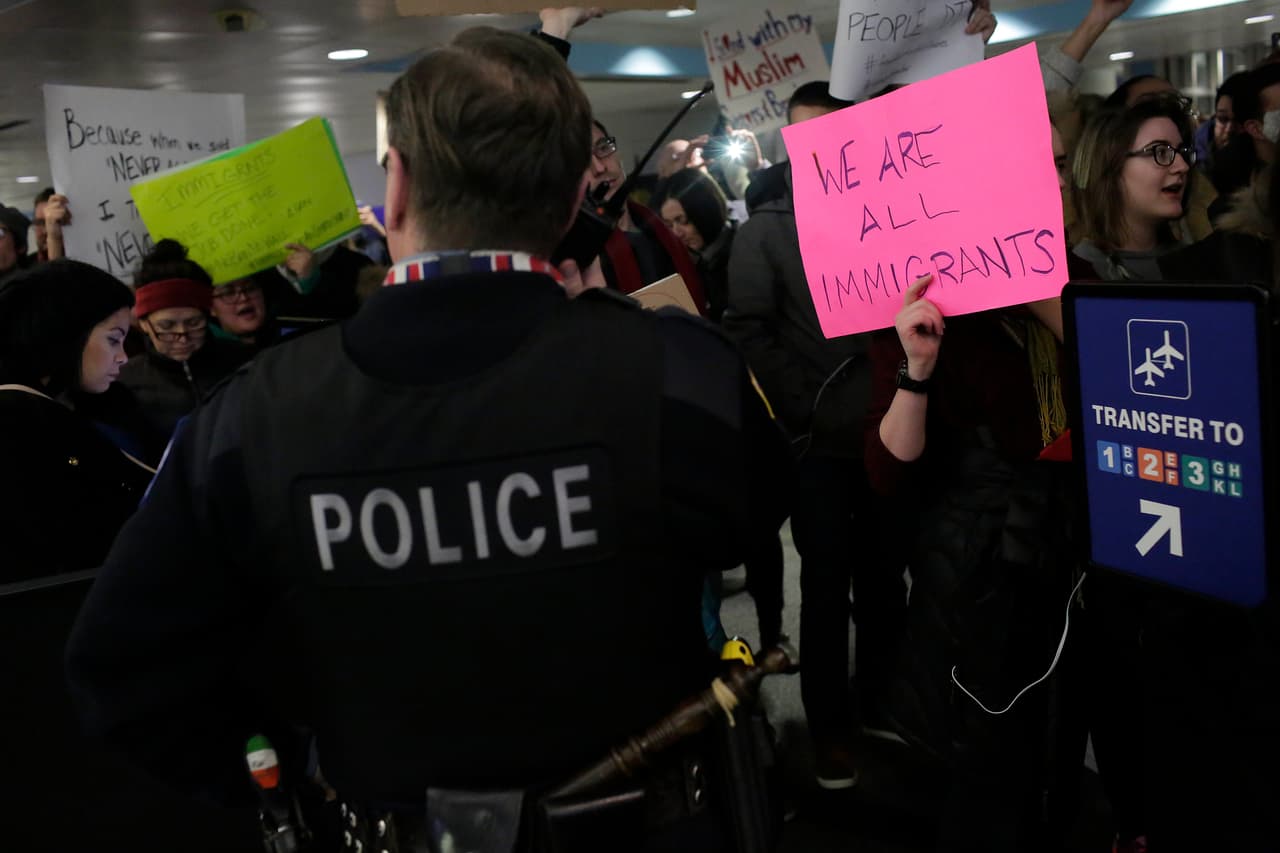 La protesta de Chicago fue una de las cientos de protestas que se realizaron en aeropuertos en todo el país. Autoridades informaron que no hubo arrestos durante la manifestación.